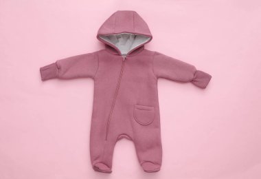 Pembe arka planda kapüşonu olan yeni doğmuş bir serseri.