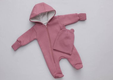 Kapüşonlu ve şapkalı yeni doğmuş bebek tulumları.