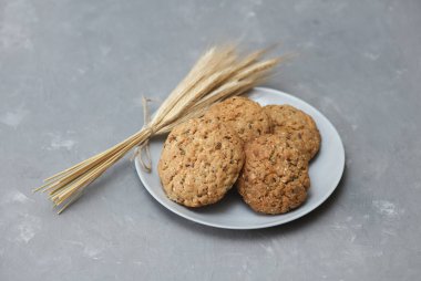 Beton zemin üzerinde buğday kulaklı mısır gevreği kurabiyeleri