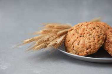 Beton zemin üzerinde buğday kulaklı mısır gevreği kurabiyeleri