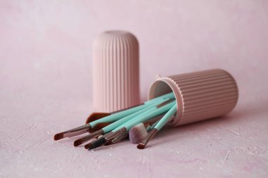 Depoda pembe beton arka planda makyaj fırçası seti