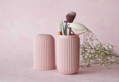 Depoda pembe beton arka planda makyaj fırçası seti