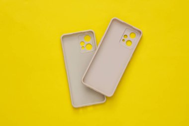 Sarı arka planda akıllı telefonlar için koruyucu davalar