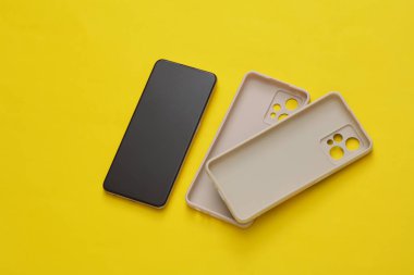 Sarı arka planda akıllı telefonu olan koruyucu davalar