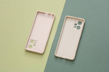 Yeşil arka planda akıllı telefonlar için beyaz koruma dosyaları