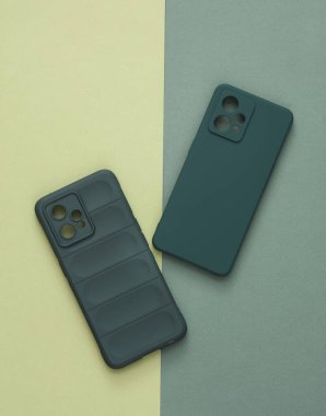 Yeşil arka planda akıllı telefonlar için koruyucu davalar