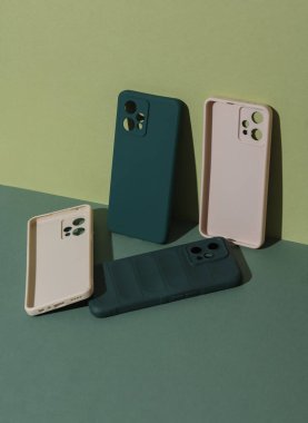 Yeşil arka planda akıllı telefonlar için koruyucu davalar