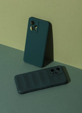 Yeşil arka planda akıllı telefonlar için koruyucu davalar