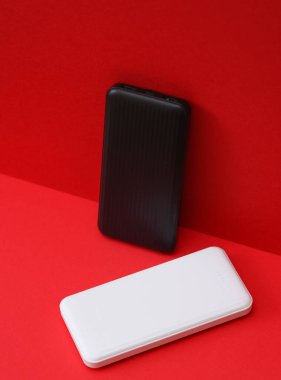 Kırmızı zemin üzerinde beyaz ve siyah güç bankaları