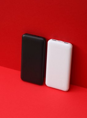 Kırmızı zemin üzerinde beyaz ve siyah güç bankaları