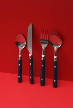 Kırmızı arkaplanda çatal bıçak takımı