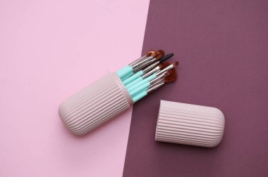 Pembe bordo arka planda depolama düzenleyici çantasında makyaj fırçaları