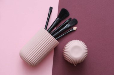 Pembe bordo arka planda depolama düzenleyici çantasında makyaj fırçaları