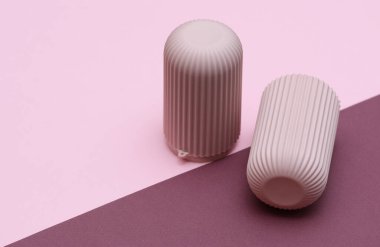 Pembe bordo arka planda makyaj fırçası veya küçük aksesuarlar için plastik çanta düzenleyicisi