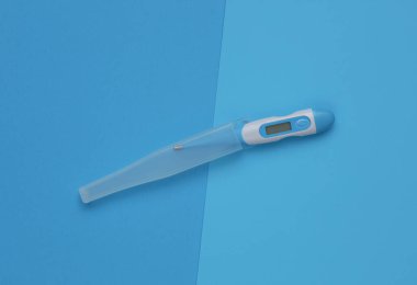 Mavi arkaplanlı elektronik termometre