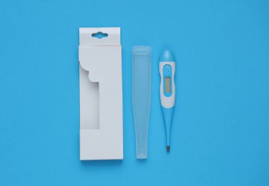 Mavi arka planda kutusu olan yeni elektronik termometre