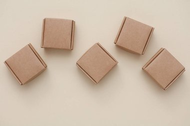 Bej arkaplanda minyatür posta kutuları