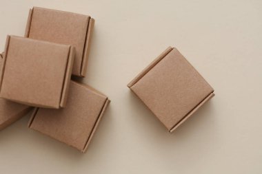 Bej arkaplanda minyatür posta kutuları