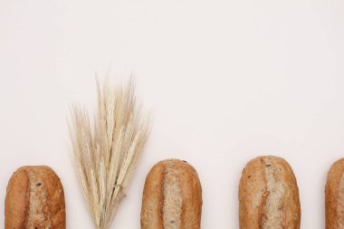 Çavdar ekmeği ve bej arka planda çavdar viskisi.