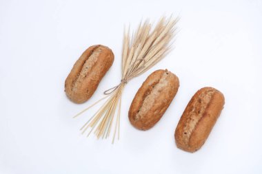 Çavdar ekmeği ve beyaz arka planda çavdar viskisi.