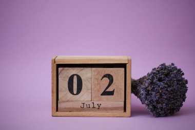 Tahta blok takvimi, tarihi Temmuz 02 ve bir buket kuru lavanta.