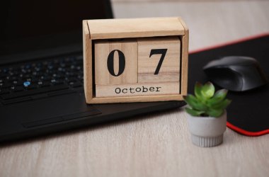 Tahta takvime göre tarih: 07 Ekim. Bilgisayarlı bir masaüstü.