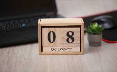 Tahta takvime göre tarih 08 Ekim. Bilgisayarlı bir masaüstü.