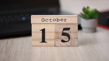 15 Ekim tarihli ahşap takvim dizüstü bilgisayarda