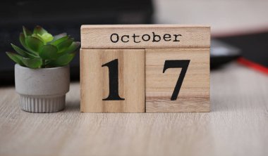 17 Ekim tarihli ahşap takvim dizüstü bilgisayarında