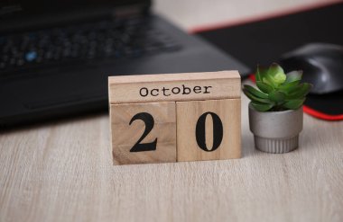 20 Ekim tarihli ahşap takvim laptopta