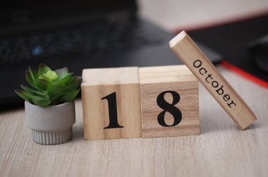 18 Ekim tarihli ahşap takvim dizüstü bilgisayarında