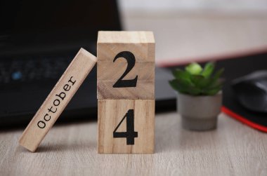 24 Ekim tarihli ahşap takvim dizüstü bilgisayarda