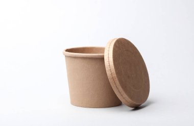 Paket servis paketi, kağıt konteynır, beyaz arka planda karton yuvarlak, tek kullanımlık paket kutusu.