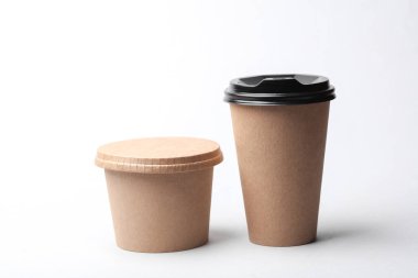 Sıcak içecekler ve beyaz arka planda yiyecek kutusu için tek kullanımlık karton bardak.