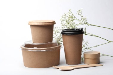 Beyaz arka planda yiyecek ve içecekler için eko karton kutular 