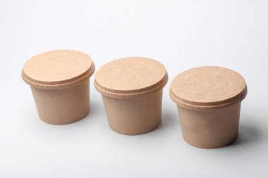 Paket servis paketi, kağıt kaplar, beyaz arka planda tek kullanımlık karton kutular.