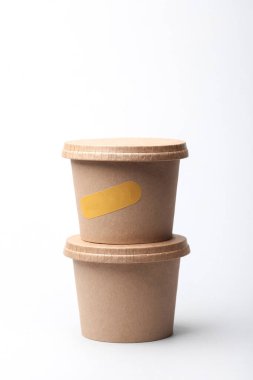 Paket servis paketi, kağıt kaplar, beyaz arka planda tek kullanımlık karton kutular.