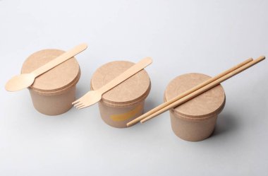 Paket servis paketi, tek kullanımlık karton kutular, beyaz arka planda ahşap çatal bıçaklı kutular.