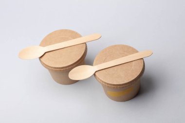 Paket servis paketi, tek kullanımlık karton kutular, beyaz arka planda ahşap çatal bıçaklı kutular.