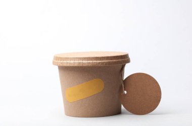 Paket servis paketi, karton yuvarlak, tek kullanımlık paket kablosu etiketi beyaz arka planda.