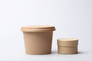 Paket servis paketi, kağıt kaplar, beyaz arka planda tek kullanımlık karton kutular.