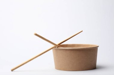 Paket servis paketi, beyaz arka planda Çin yemek çubukları olan tek kullanımlık karton paket kutusu.