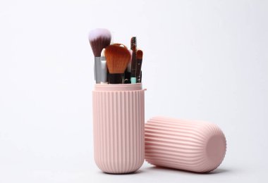 Beyaz arkaplanda depolama düzenleyici çantasında makyaj fırçaları