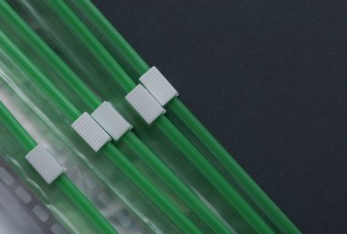 Koyu arkaplanda plastik poşetler.