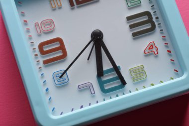 Renkli alarm yüzeyi makroyu kapat