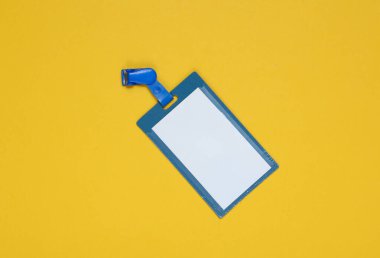 Sarı arka planda kimlik kartı. Üst görünüm