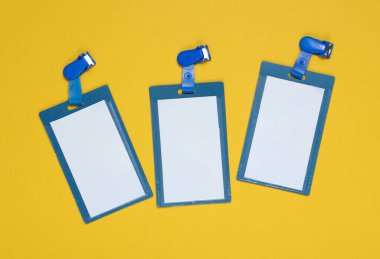 Sarı arka planda kimlik kartları. Üst görünüm