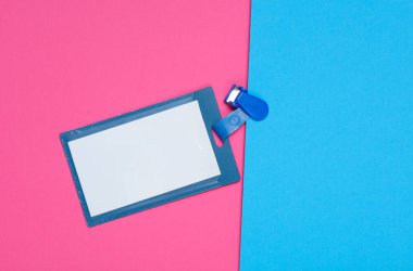 Pembe mavi arka planda kimlik kartı. Üst görünüm