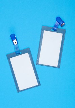 Mavi arka planda kimlik kartları. Üst görünüm