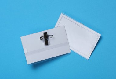 Mavi arka planda kimlik kartları. Üst görünüm